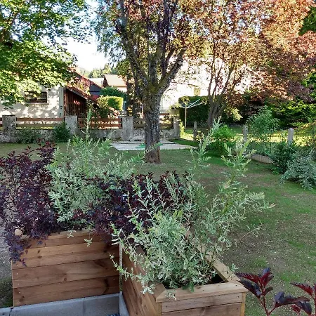 Les Eglantines Rez-de-jardin アパート *